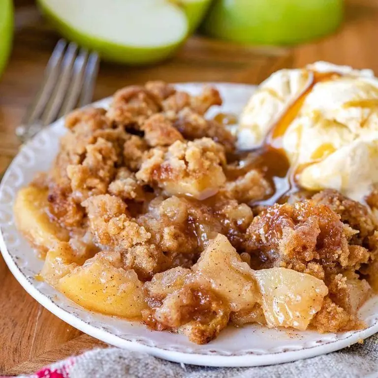 Warm Low Calorie Apple Crumble For A Cozy Dessert